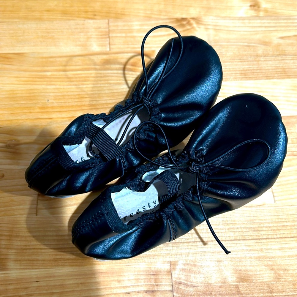 Freestyle Danskin Girls Faux Black Leather Dance Shoe Full Sole size 1